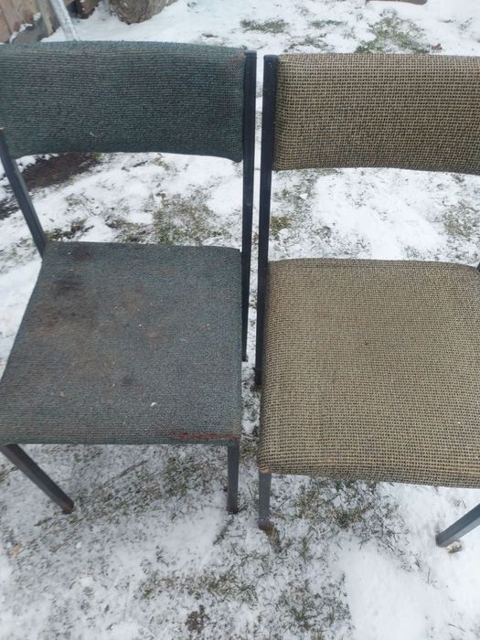 Krzesła na metalowych nogach