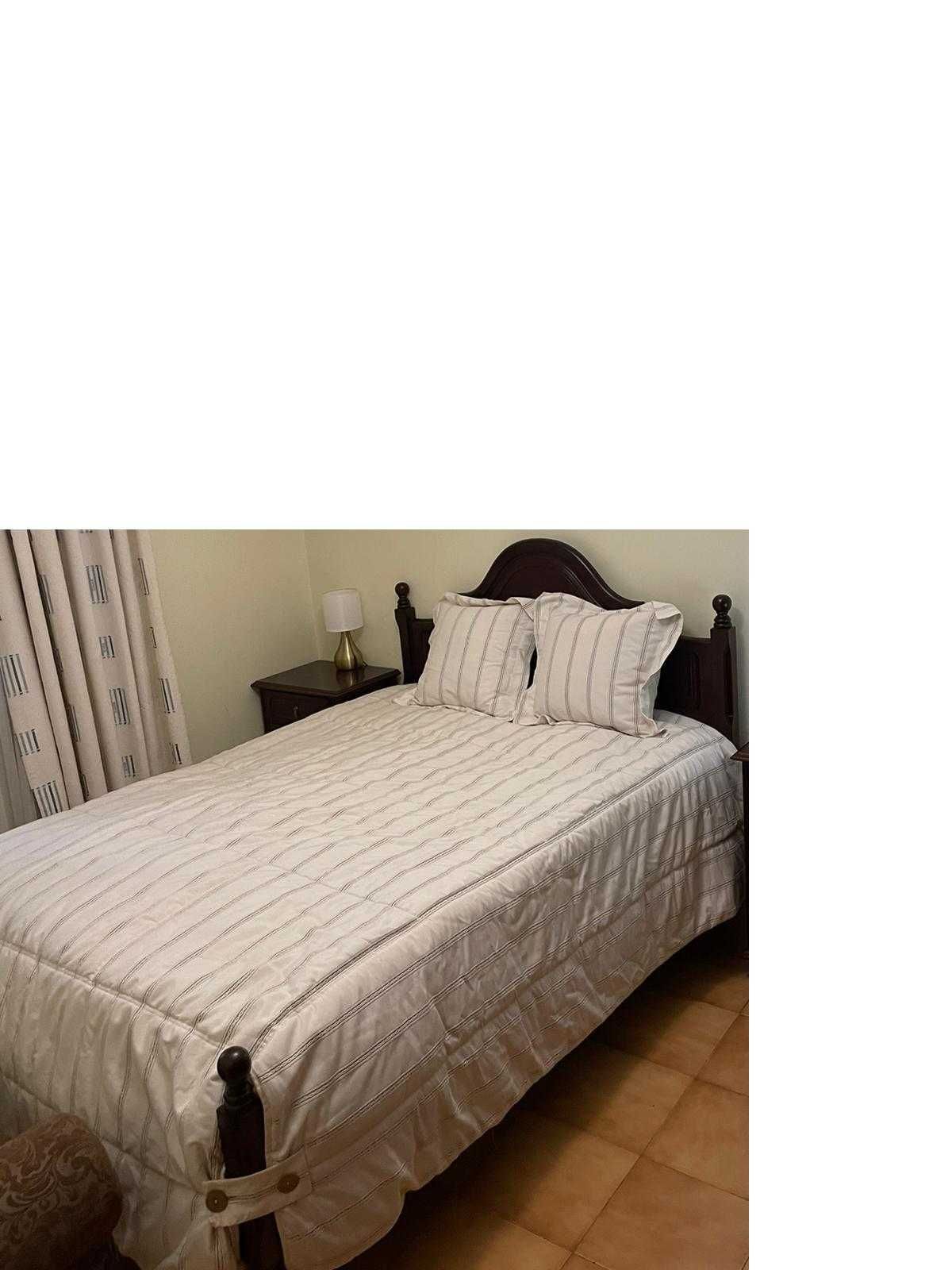 Cama antiga com mesinhas de cabeceira. Mogno.