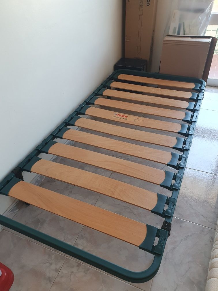 Estrado corpo e meio + colchão + capa edredão e fronha - 100€