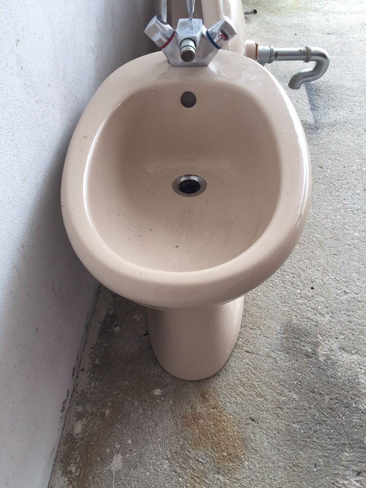 Bidé com torneira