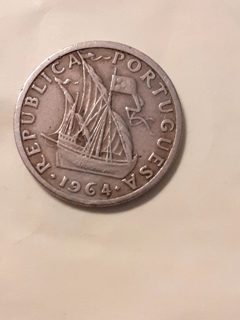 2,50 escudos de 1964 rara- 1 Franc francês de 1888 bonita patine