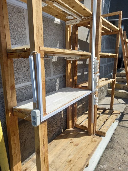 Стелажи деревяные для аквариумов.