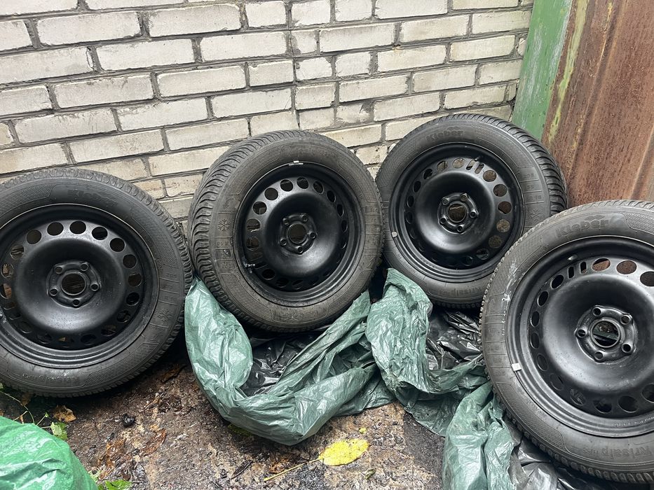 Продам комплект металевих дисків з зимовою шиною