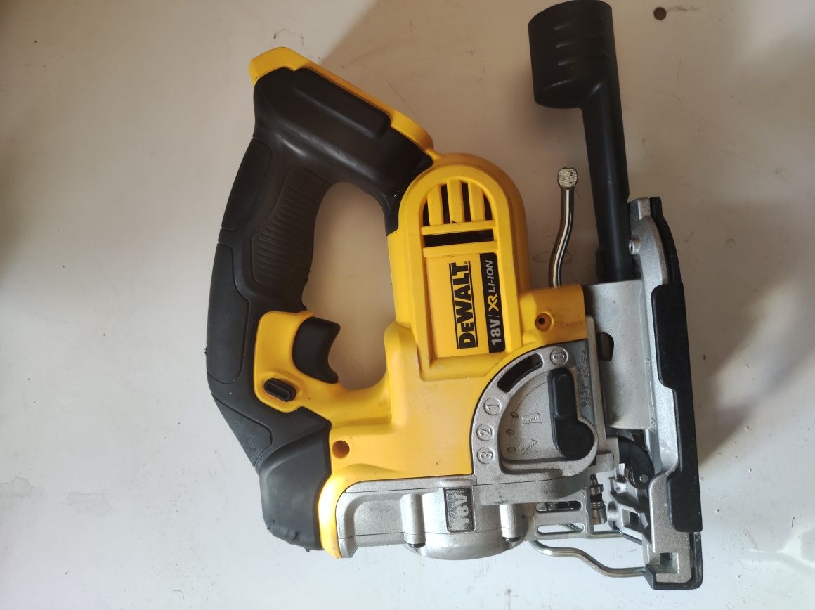 Wyrzynarka DeWalt DCS331 400 W