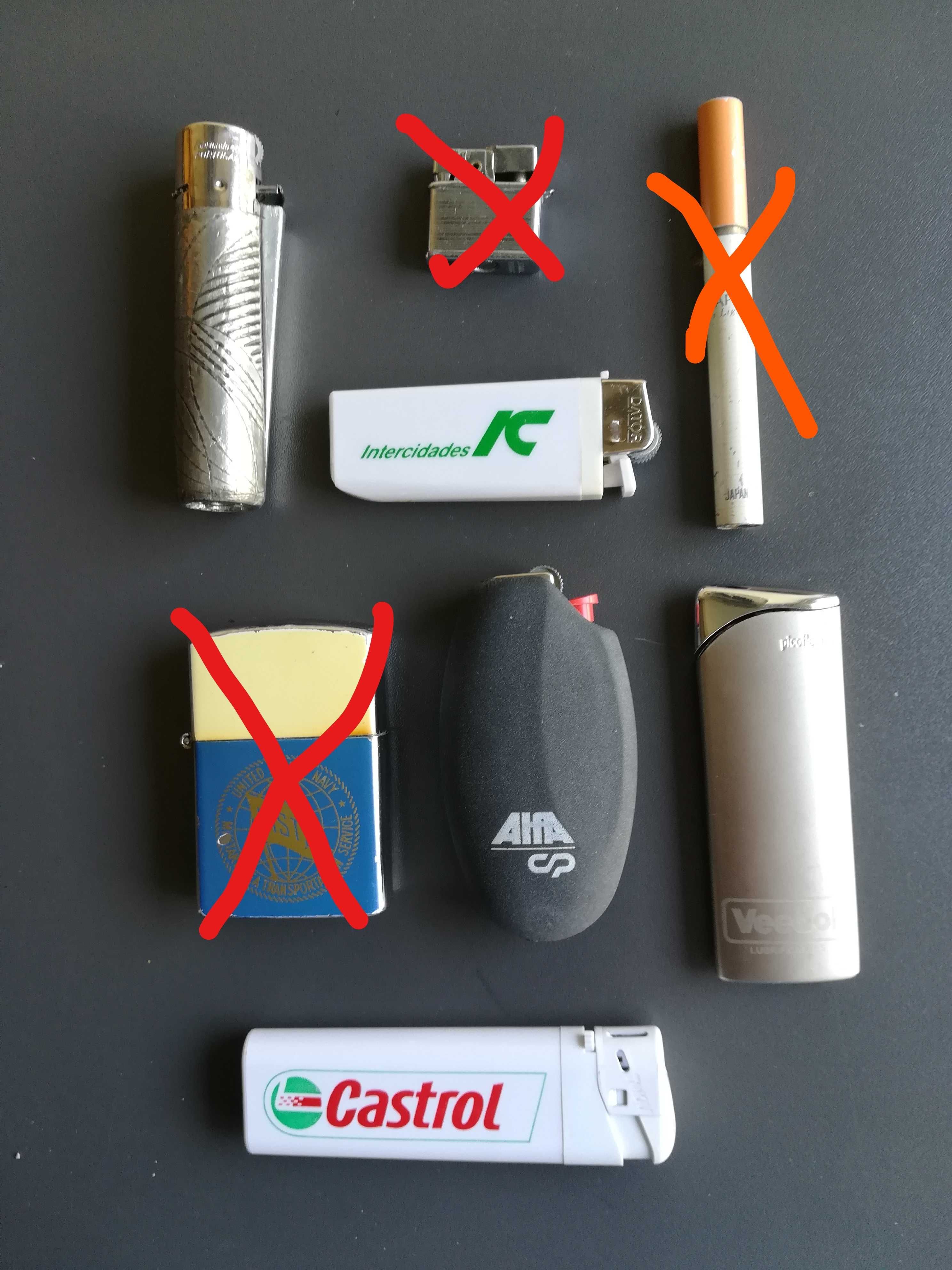 Isqueiros e canetas variados com publicidade