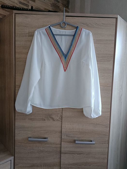 Biała bluzeczka z haftowanym wzorem