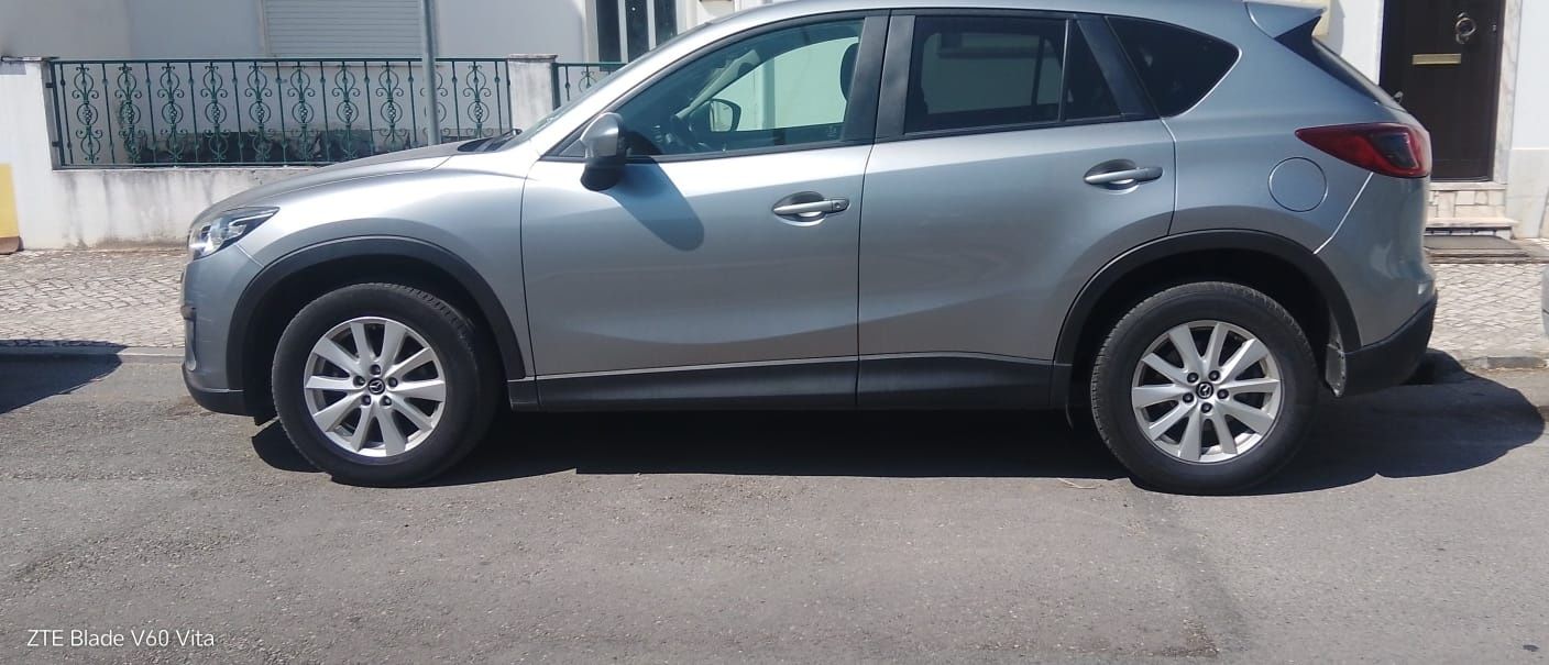 Vendo carro de marca Mazda em muito bom estado.