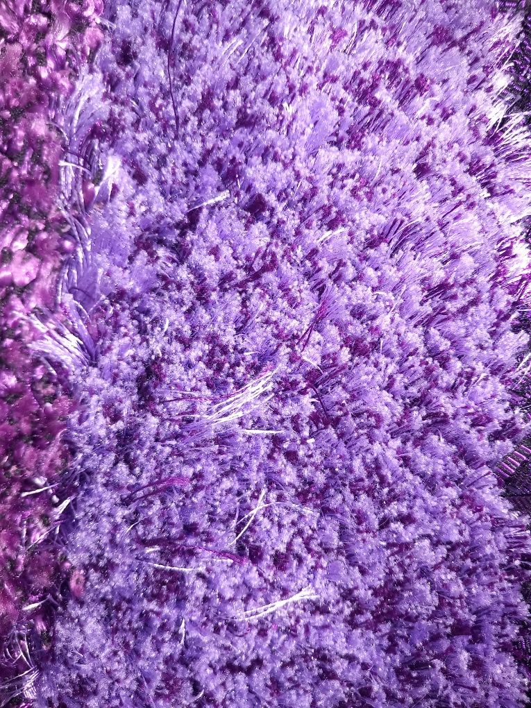 Carpete de pelo em varios tons de roxo