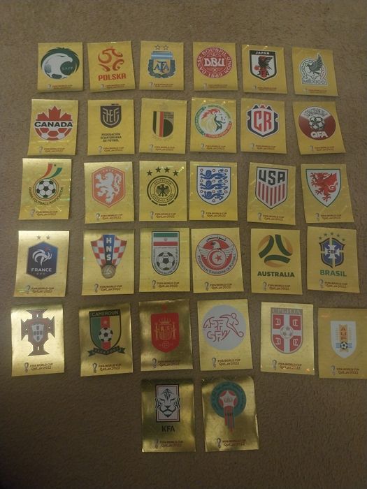 Lote 32 emblemas catar 2022