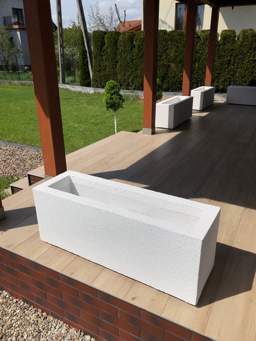 Ręcznie wykonana donica z termo tynku strukturalnego “baranek”