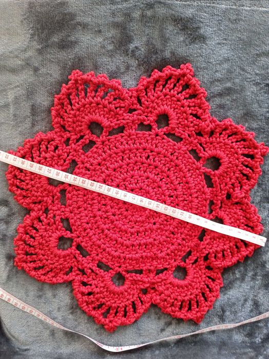 Czerwona serwetka na szydełku