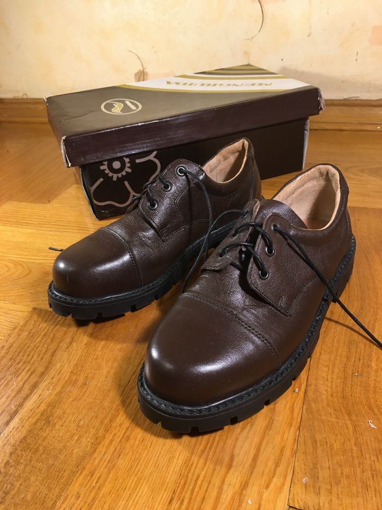 Нові шкіряні черевики для хлопчика (36-й розмір)