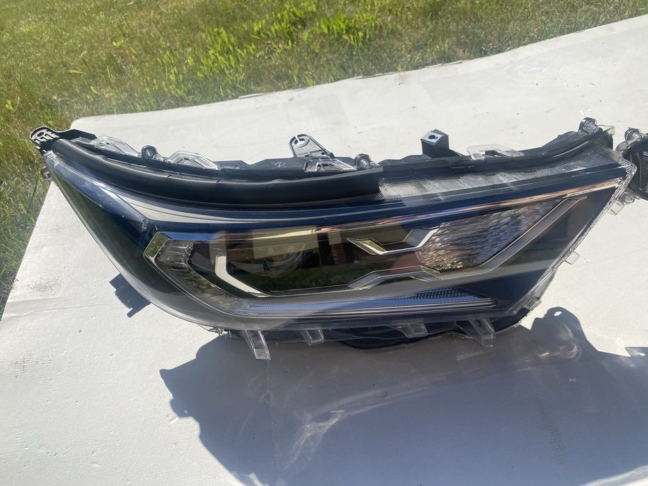 Lampa przednia Toyota Rav4 v 19 kompletna