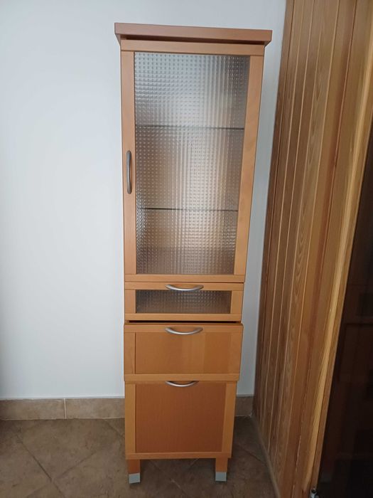 Zgrabna, pojemna szafka do łazienki, ewentualnie do garderoby.
