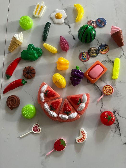 Іграшкові фрукти, овочі і інші іграшки