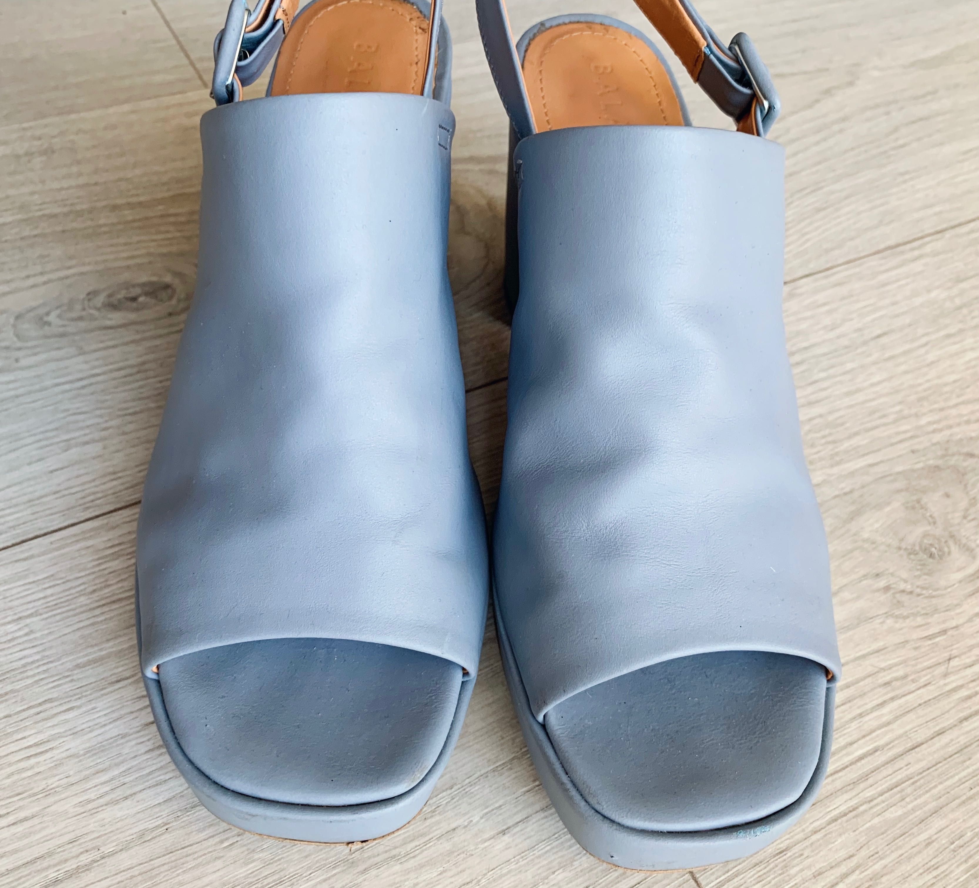 Skórzane buty polskiej marki bałagan na słupku model bette szafirowe