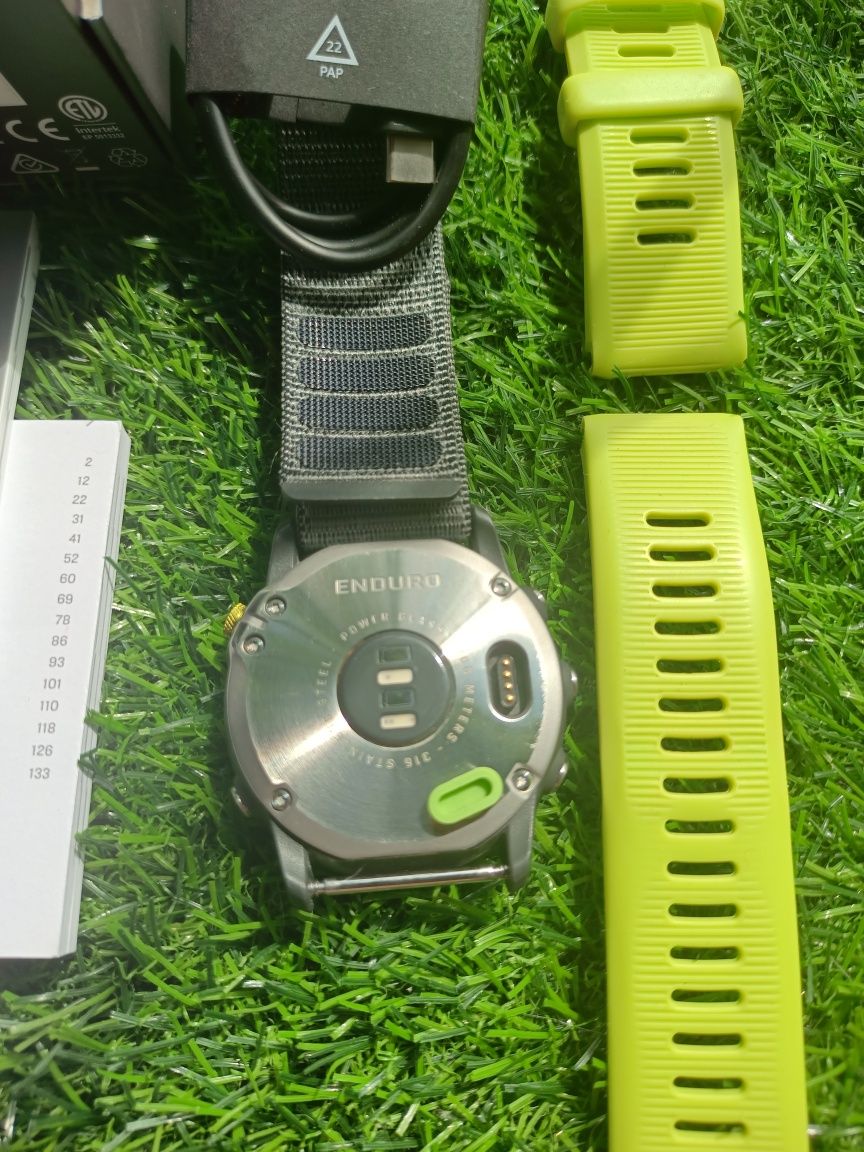 Годинник Garmin Enduro з сірим нейлоновим ремінцем UltraFit