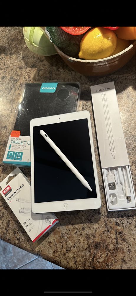 Tablet iPad Apple + nowe etui - cały zestaw