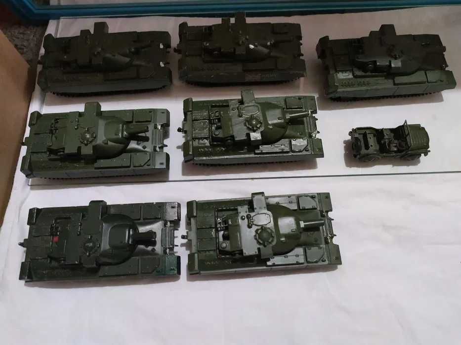 Corgi Tanque Militar x7 Chief Medium Tank (1974) + 1 Dinky Jeep (1954)