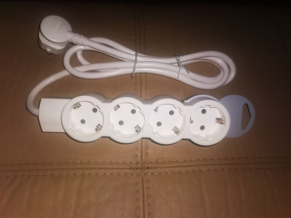 Bloco de 4 tomadas com fio de 1,5 M da marca Legrand  NOVA A ESTREAR
