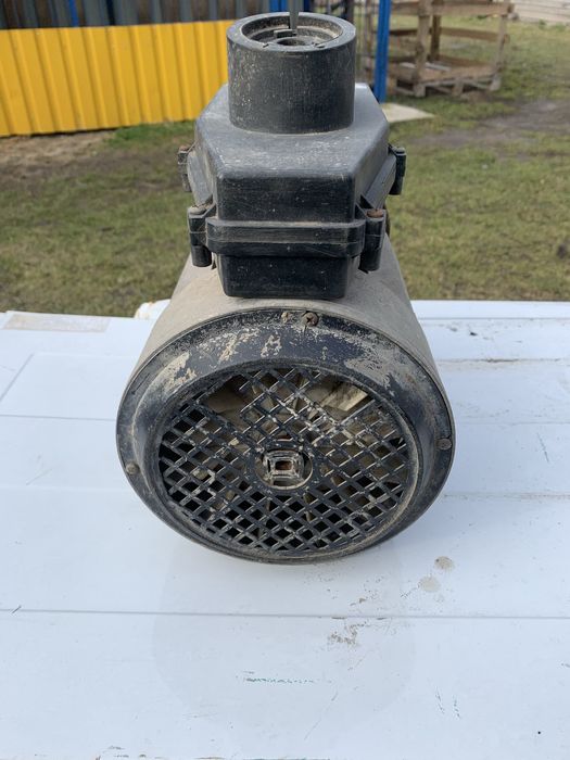 Електро двигатель 2.2/220 вольт.