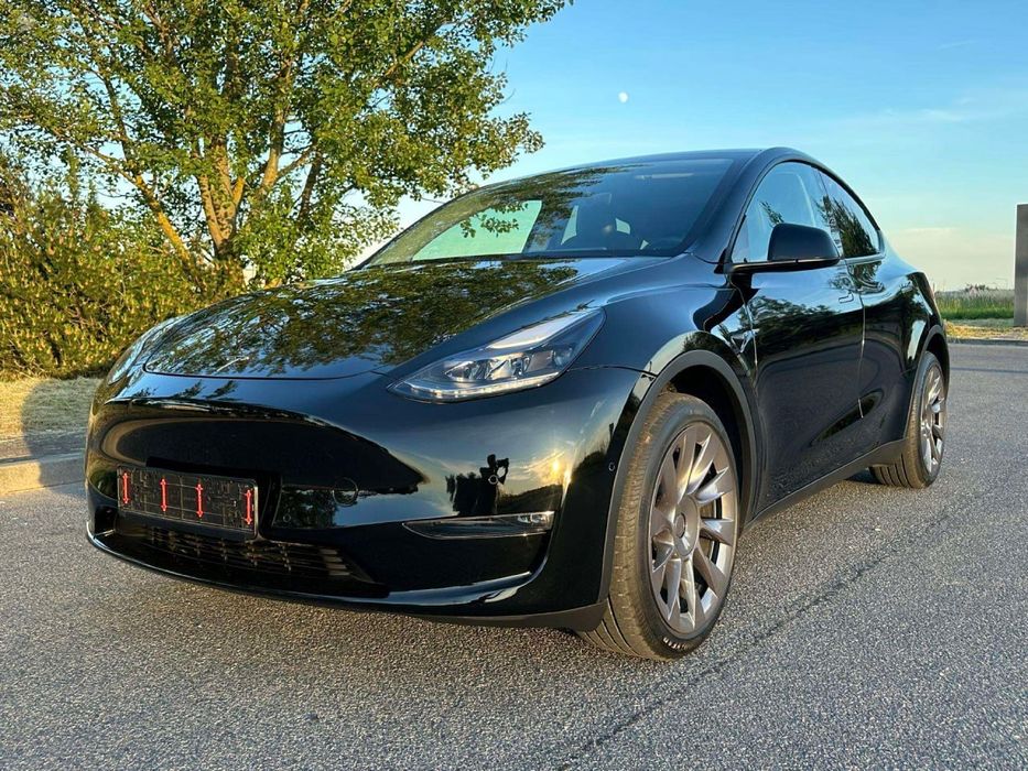 Tesla Model Y DUAL MOTOR 2023 року