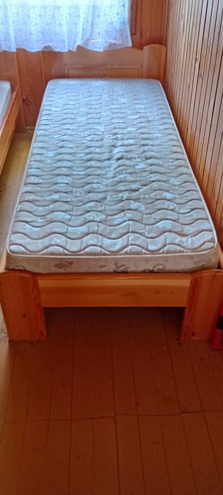 Solidne drewniane łóżka
