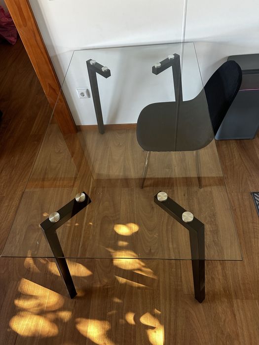 Mesa de vidro com 4 cadeiras