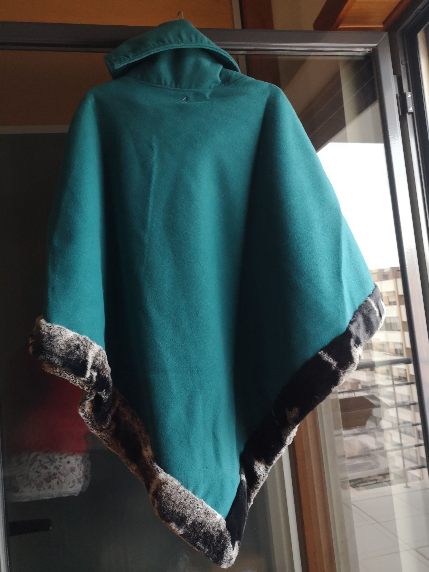 Poncho azul turquesa, com pêlo, como novo