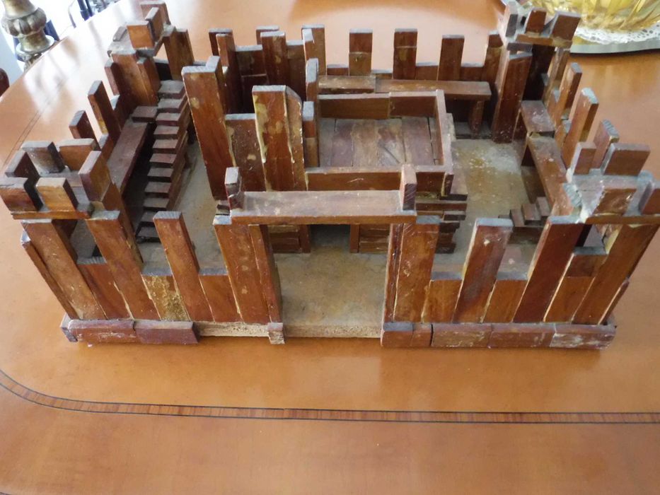 Castelo rústico em madeira para brincar