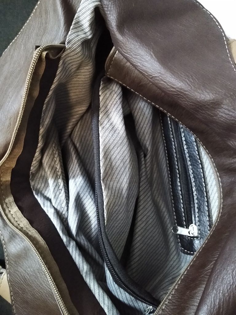 Torebka damska  marki Prada. Duży rozmiar Dodatkowy pasek.