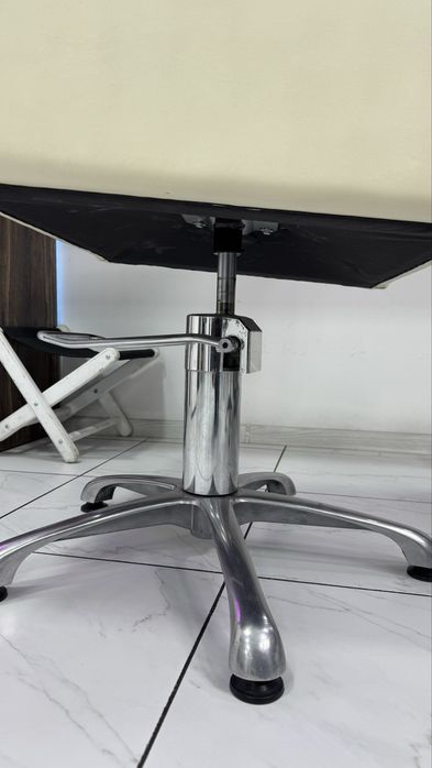 Перукарське крісло гідравліка