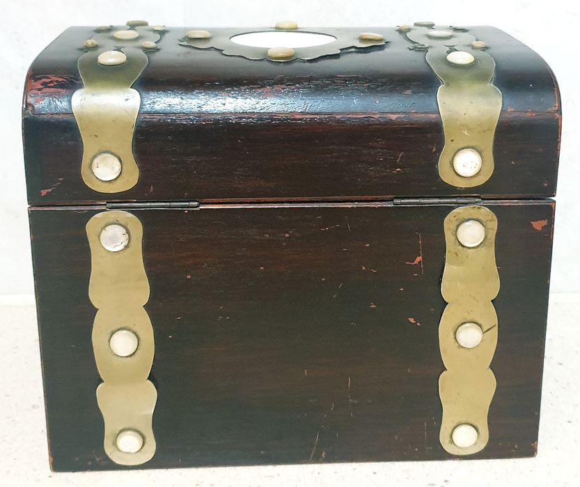 Antiga caixa caddy de chá em madeira, latão e madrepérola