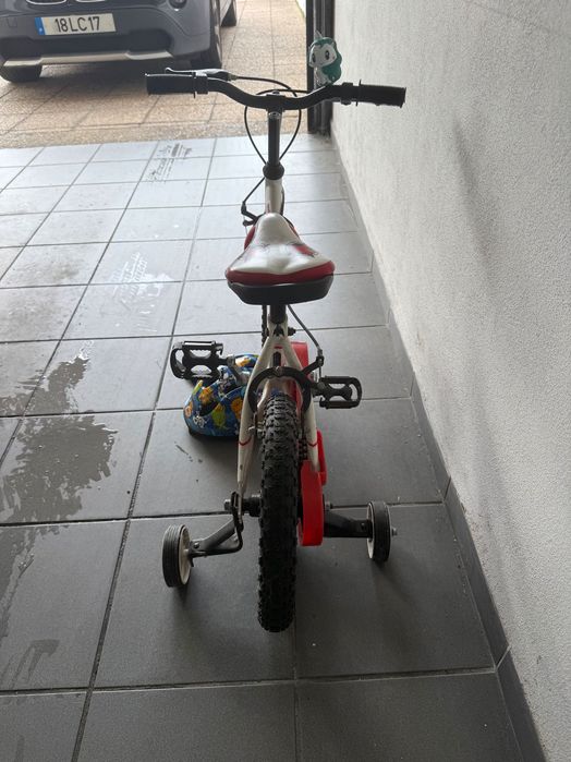 bicicleta de criança e capacete incluído