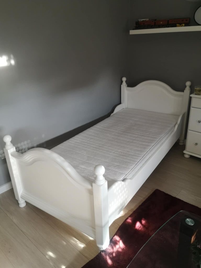 Łóżko białe, drewniane z materacem