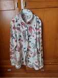 Camisa florida de mulher