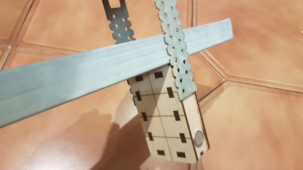 Приспособление магнит для помощи в монтаже гипсокартонных профилей.