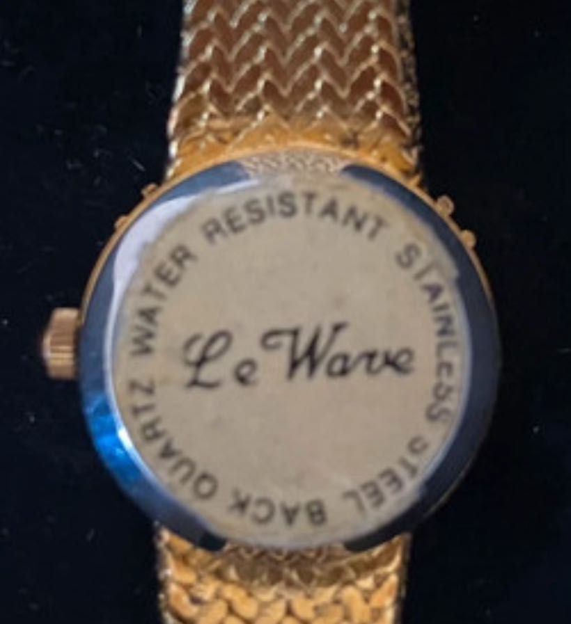 Relógio Dourado Marca Le Wave