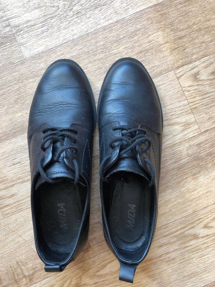 Шкіряні чорні туфлі