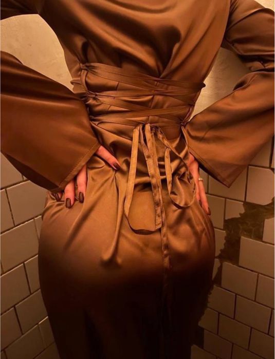 Жіноча атласна сукня максі з шнурівкою на спині