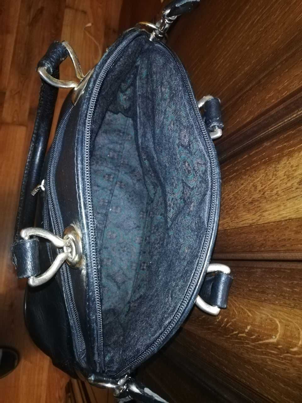 Elegancka, czarna skórzana damska torebka.