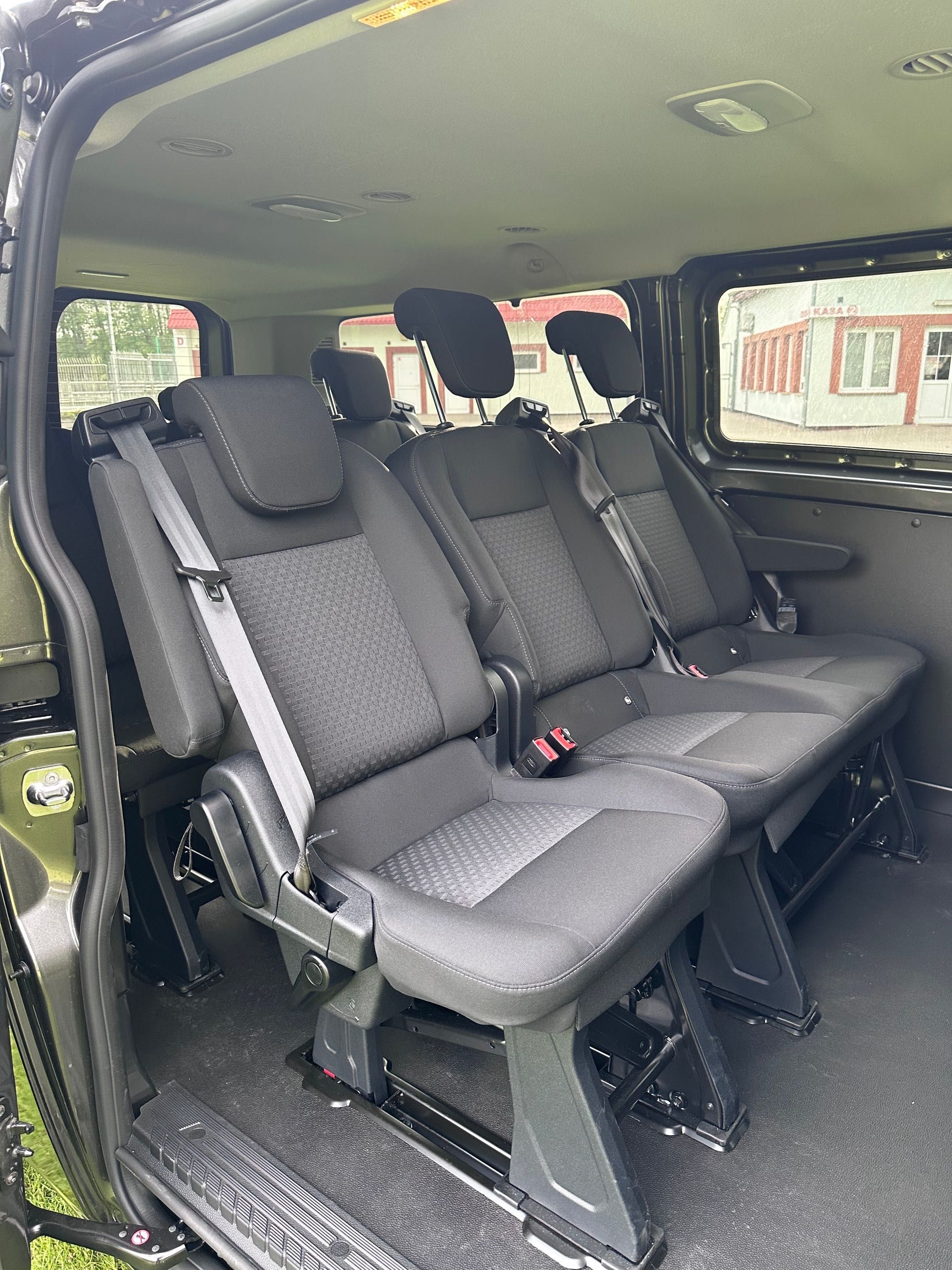 Wynajem busa 9-cio os. Ford Transit Gustom 2023 - AUTOMAT - NOWY!