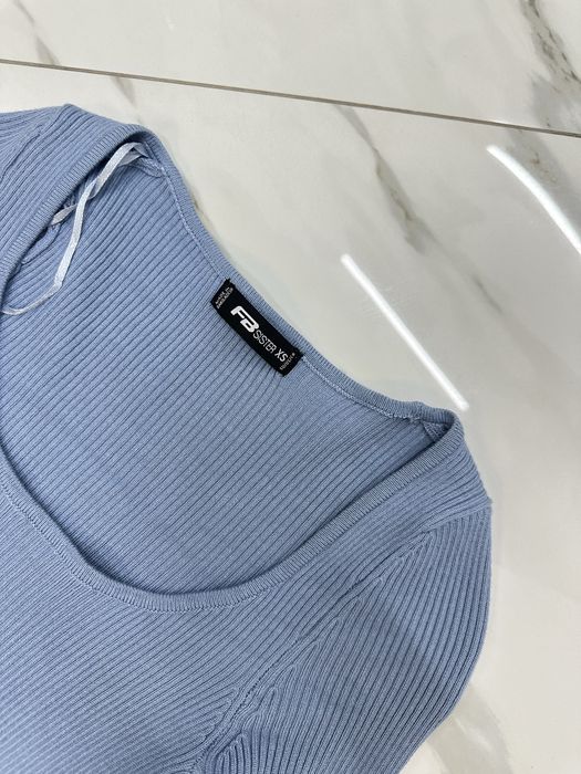 Блакитна сукня в рубчик