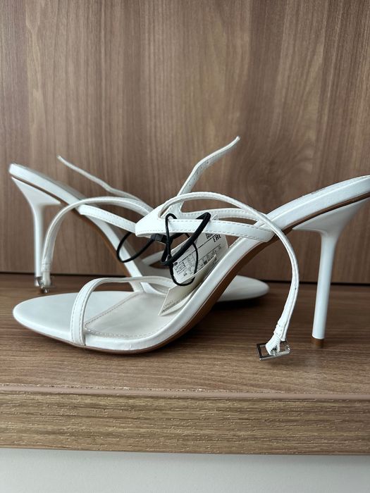 Босоніжки білі ZARA на стопу 24,5 см