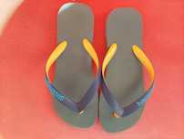 Havaianas azuis e laranja