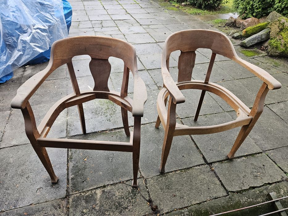 Dwa stare antyczne fotele debowe