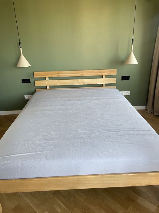 Łóżko drewniane dwuosobowe