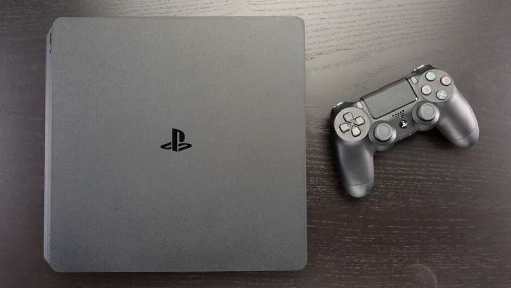 Playstation 4 com 3 comandos