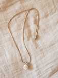 Colar com pedras brilhantes branco