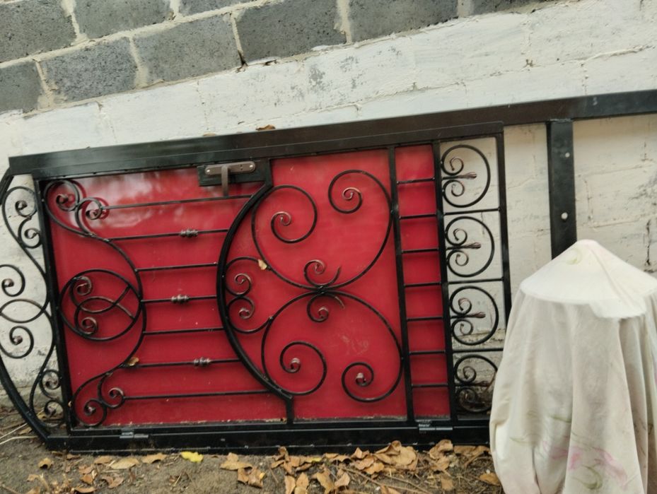 Кованая новая металлическая калитка